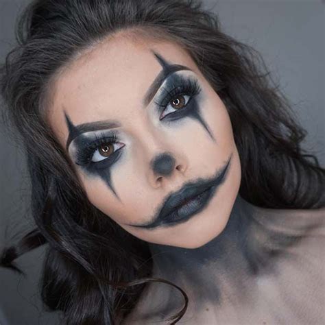 EASY CLOWN MAKEUP This cosmetics is very basic yet exceptionally spooky. The craftsman has ...