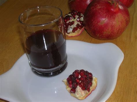 How To Juice A Pomegranate In Juicer | Howto BLOG