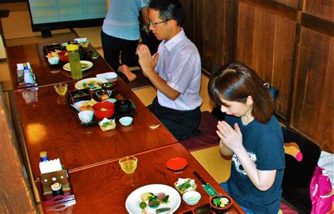 10 Food Rules to Follow in Japan, Plus the Right Way to Eat Sushi