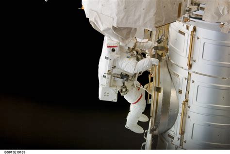 This Is How Astronauts Work Outside The ISS Moving At 17,500