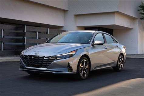 Hyundai Elantra: Which Should You Buy, 2022 or 2023? | Cars.com