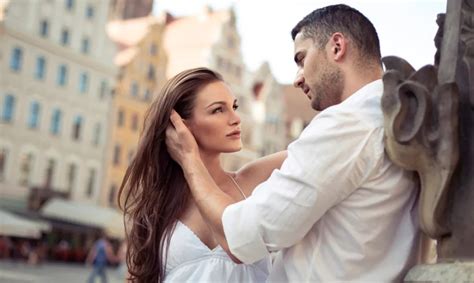 Eye contact - 10 Obvious Signs a Guy Is Flirting with You