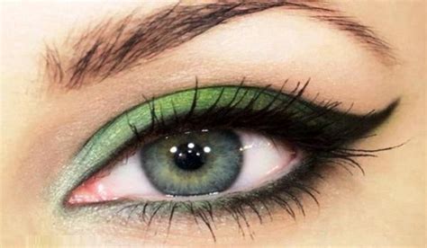 Green Makeup Tutorial With A Soft Cat Eyeshadow | AmazingMakeups.com