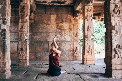 Yoga in temple | La Solution Est En Vous