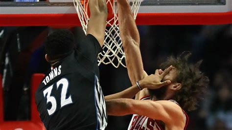 Robin Lopez denies Karl-Anthony Towns’ dunk attempt, avoids poster | For The Win