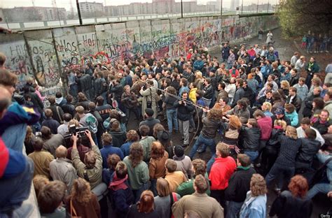 It's Been 25 Years Since The Fall Of The Berlin Wall. These 16 Photos ...