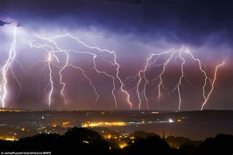 UK heatwave to continue after night of violent thunder and lightning | Daily Mail Online