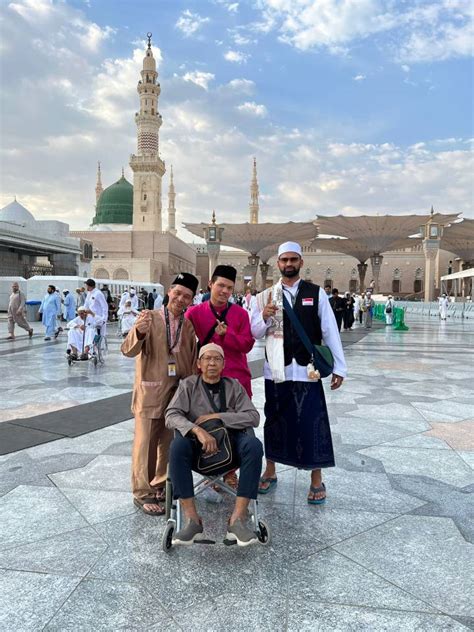 Aug23 Men infront of Masjid Nabawi dome - Umrah & Hajj Travel Agency ...