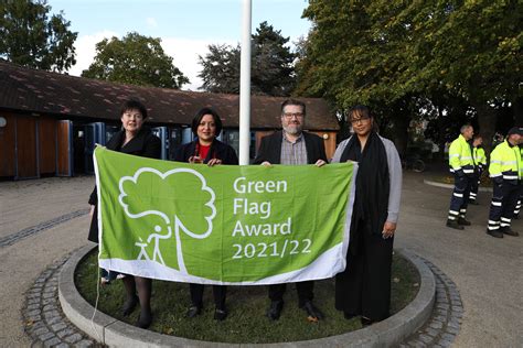 Two Newham Parks proudly fly Green Flag Awards – Newham Council