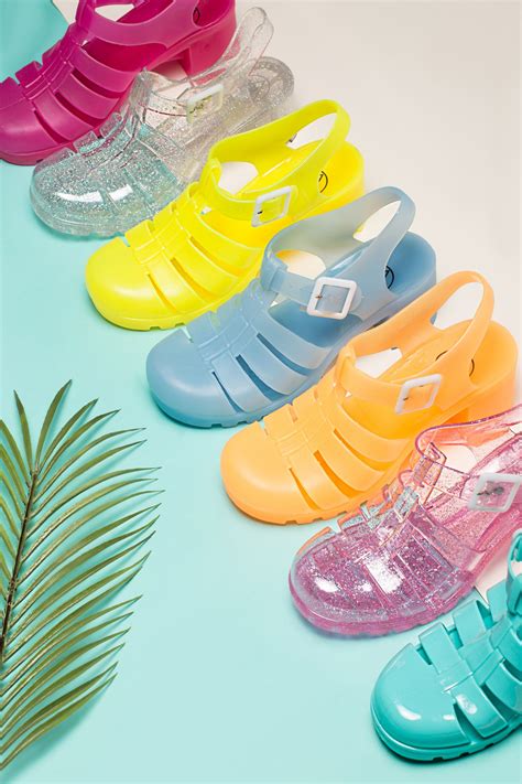 Are you ready for this jelly? | Jelly shoes outfit, Jelly shoes, Outfit shoes