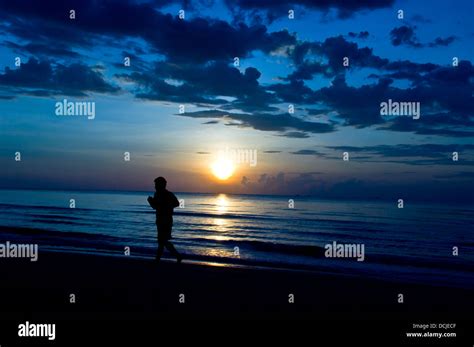 silhouette of man running on the beach Stock Photo - Alamy