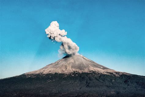 Popocatepetl volcano today in Puebla, Mexico [3336x2224] [OC] : r/EarthPorn