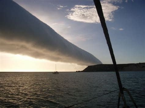 Mysterious Morning Glory Cloud Formation | Amusing Planet