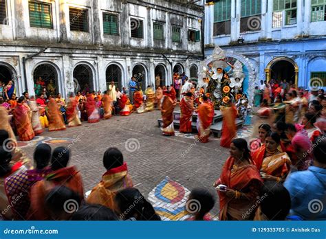 Hindu Women Dancing at Navratri Festival Editorial Image - Image of dancing, navratri: 129333705