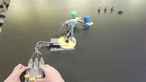 Hydraulic/Pneumatic robot arm with syringes - YouTube