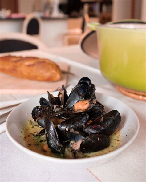 CLASSIC FRENCH MUSSELS MARINIERE (WHITE WINE SAUCE) — Soheila | Mussels recipe, Mussels recipe ...