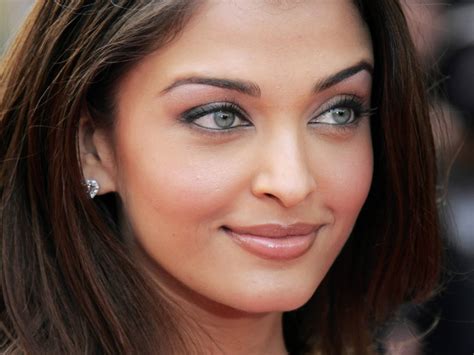 Apek Ngiseng: Bollywood Queen Aishwarya Rai Beautiful Smile Wallpapers Latest Hot