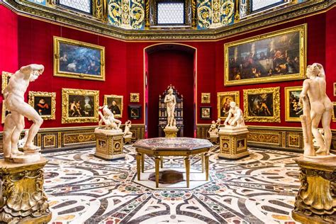 Uffizi Gallery, Florence, Italy - One of the many great exhibition rooms in the Uffizi Gallery ...