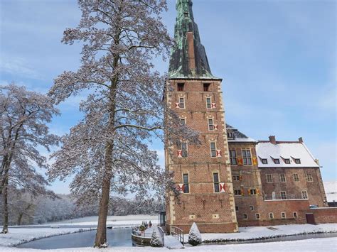 winter time at a castle in germany 10356379 Stock Photo at Vecteezy