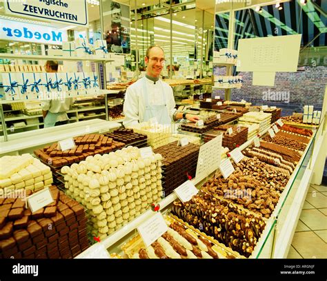 BELGIUM BRUGES BELGIAN CHOCOLATE SHOP Stock Photo - Alamy