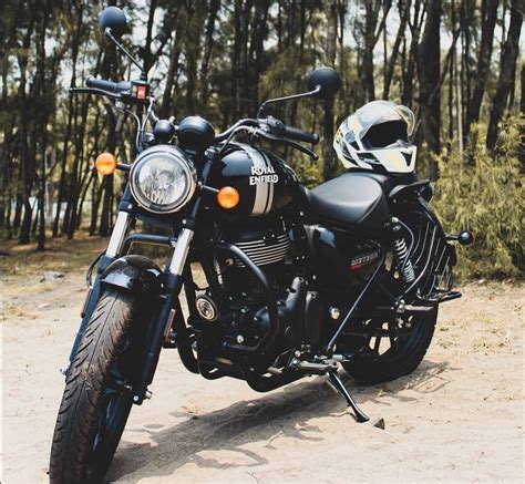 Royal Enfield Meteor 350 Looks Dashing in Custom Glossy Black Colour