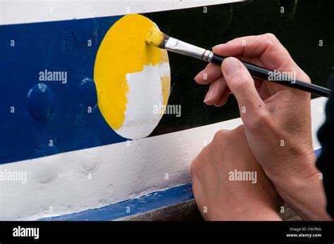 Narrowboat painting hi-res stock photography and images - Alamy