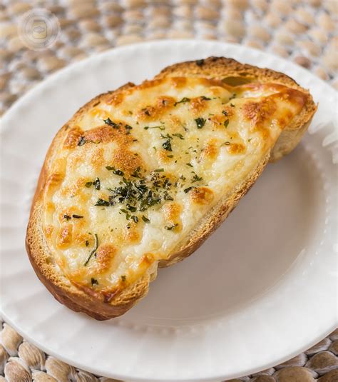 EASY CHEESY GARLIC BREAD - Little Spice Jar