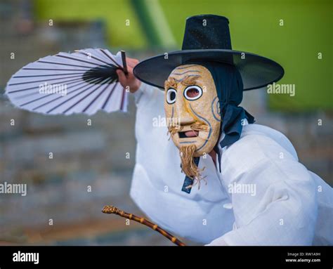 Actor performing the traditinal Korean Maskdance at Andong South Korea Stock Photo - Alamy