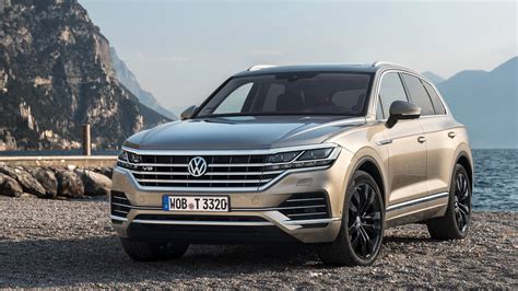 VW Touareg V8 TDI contorts crust in Geneva with 664 pound-feet of torque - CNET