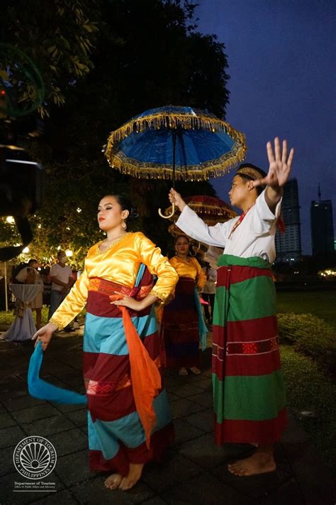 Katutubong kasuotan itinampok sa isang exhibit sa Fort Santiago | ABS ...