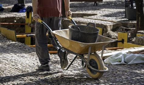 9 Best Wheelbarrow For Concrete Of 2023 | Reviews + Guide