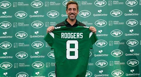 AP Source: Aaron Rodgers takes pay cut, signs two-year, $75M deal with Jets