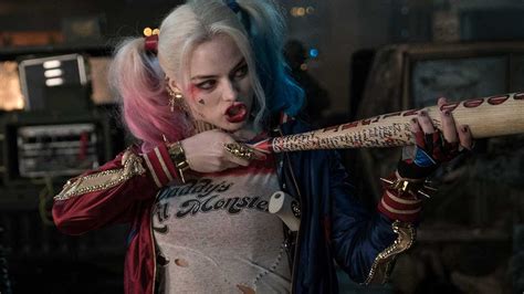 How Margot Robbie Botched the Tattoo She Gave a Suicide Squad Crew Mem | Vanity Fair