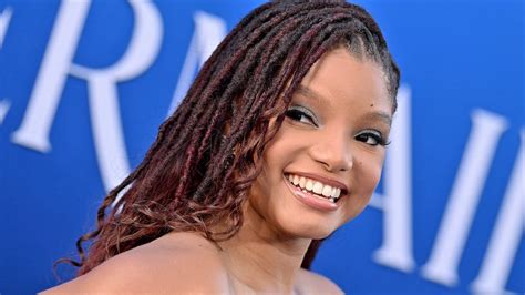 See How Zendaya And Chloe Bailey Supported Halle Bailey’s Little Mermaid Red Carpet Moment ...