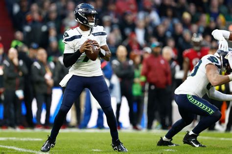 WATCH: Geno Smith Throws Clutch TD on 4th Down to Keep Seattle in the ...