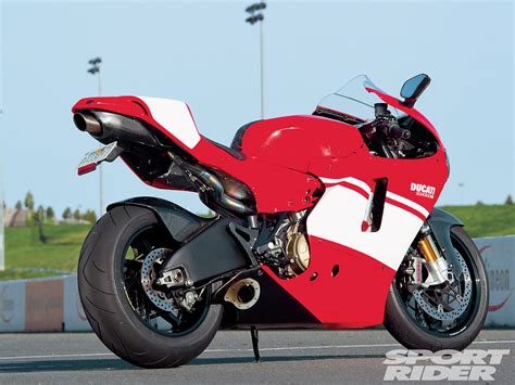 Fast Bikes Online: Ducati Desmosedici RR 2011