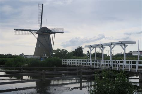 Pilih Kincir Angin Zaanse Schans atau Kinderdijk? - Adlien Travel Journal