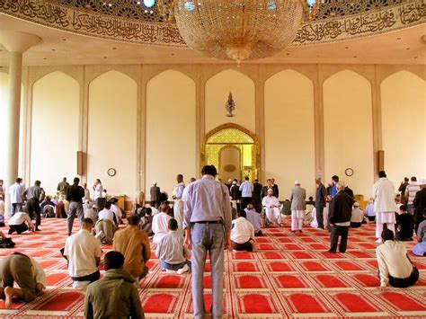 As US Shuns Muslims, UK Mosques Open Their Doors With 'Visit My Mosque' Day