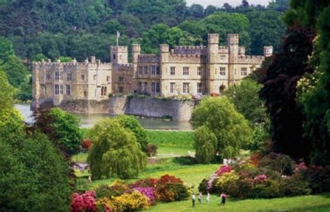 Leeds Castle Maze / The Maze Underground Grotto - The grounds are beautiful with lush greenery ...