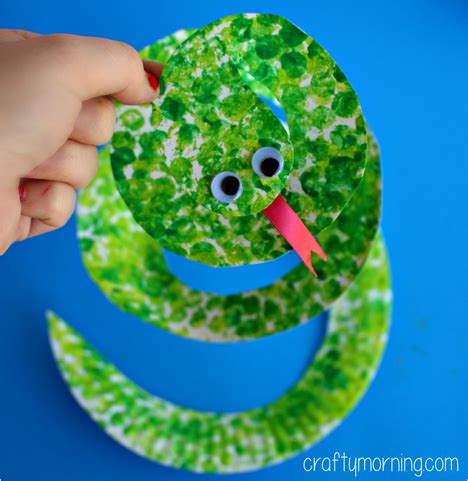 Whirligig Paper Plate Snake DIY - Fun Crafts Kids