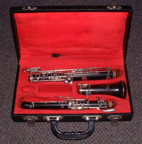 LAFLEUR – (BOOSEY & HAWKES) WOODEN OBOE with CASE. « Mannings Musicals