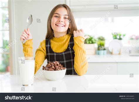 16,245 Kids eating cereal Images, Stock Photos & Vectors | Shutterstock