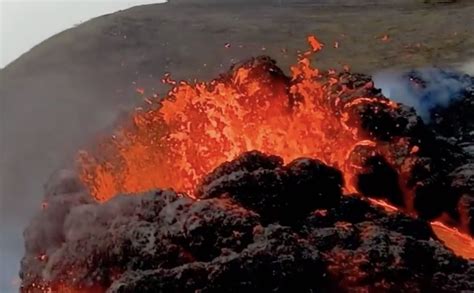 Drone captures Iceland volcano | LaptrinhX / News