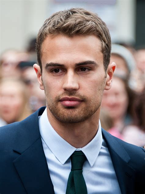 File:Theo James Divergent premiere.jpg - Wikimedia Commons