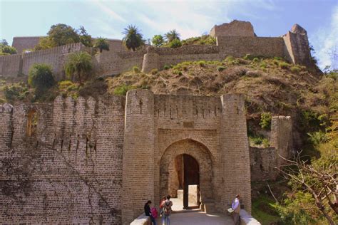 Travel guide to the largest fort in Himalayas : Kangra Fort in Himachal ...