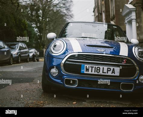 Yellow Mini Cooper Stock Photos & Yellow Mini Cooper Stock Images - Alamy