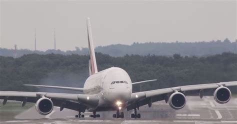 Dramatic video captures Airbus A380 landing in strong crosswind