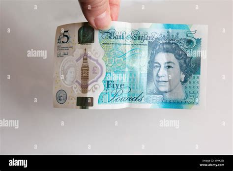 Five pound note queen elizabeth hi-res stock photography and images - Alamy