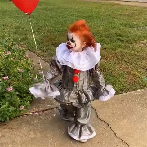 ציטוט גובה דוקטור לפילוסופיה pennywise cute costume קוסם דמי משלוח הברון