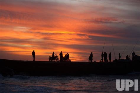 Photo: Palestinians Enjoy a Beach Sunset in Gaza - GAZ2021120303 - UPI.com